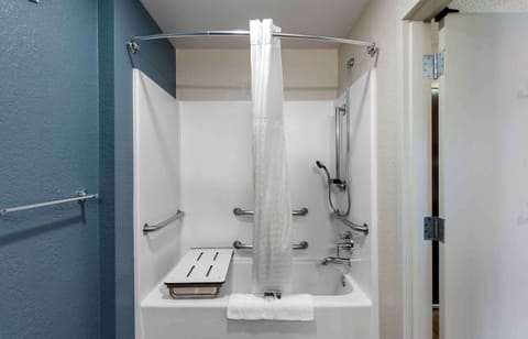 Combined shower/tub, free toiletries, hair dryer, towels