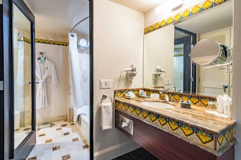 Habitación Select King | Bathroom | Combined shower/tub, rainfall showerhead, free toiletries, hair dryer