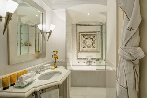 Junior Suite | Bathroom | Combined shower/tub, hair dryer, slippers, towels