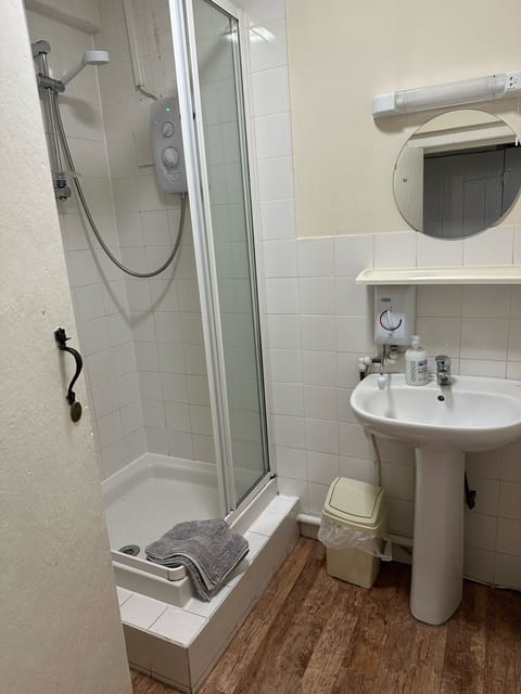 Standard Double Room, Ensuite | Bathroom