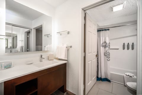 Combined shower/tub, free toiletries, hair dryer, towels