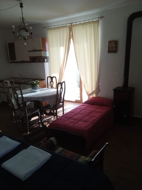 Basic Triple Room | Free WiFi, bed sheets