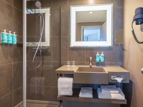 Executive Room, 1 Double Bed | Bathroom | Deep soaking tub, rainfall showerhead, eco-friendly toiletries