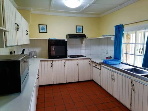 House, 6 Bedrooms | Private kitchen | Full-size fridge, microwave, oven, stovetop