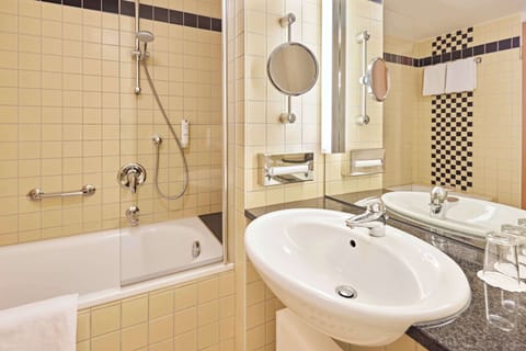 Deluxe Room, 1 Queen Bed, Balcony | Bathroom | Combined shower/tub, eco-friendly toiletries, hair dryer, towels