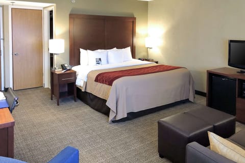 Deluxe Room, 1 King Bed, Non Smoking | In-room safe, desk, laptop workspace, blackout drapes