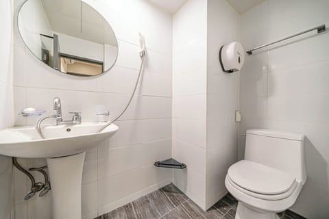 Basic Single Room | Bathroom | Combined shower/tub, deep soaking tub, rainfall showerhead