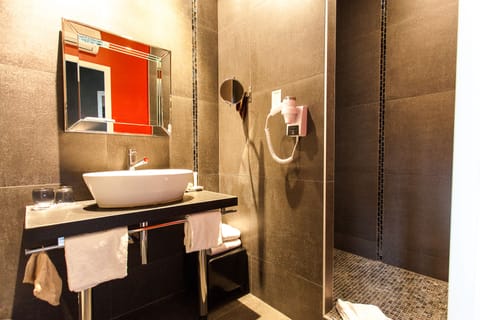 Executive Room | Bathroom | Designer toiletries, hair dryer, slippers, towels