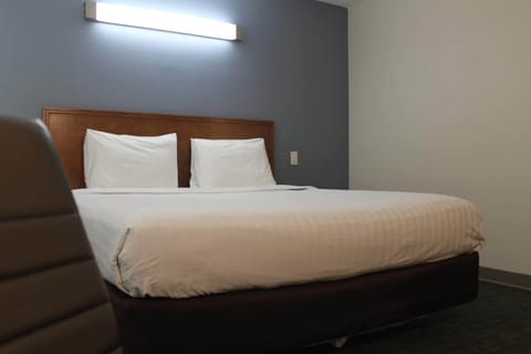 Queen Deluxe Room | Desk, iron/ironing board, free WiFi, bed sheets