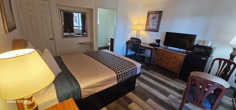 1 Queen Bed, Non Smoking | Desk, blackout drapes, iron/ironing board, free WiFi