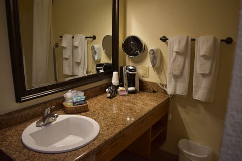 Room, 1 King Bed | Bathroom | Combined shower/tub, free toiletries, hair dryer, towels