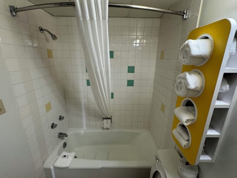 Combined shower/tub, hair dryer, towels