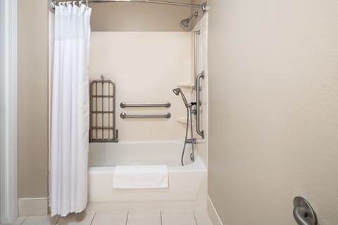 Combined shower/tub, rainfall showerhead, free toiletries, hair dryer