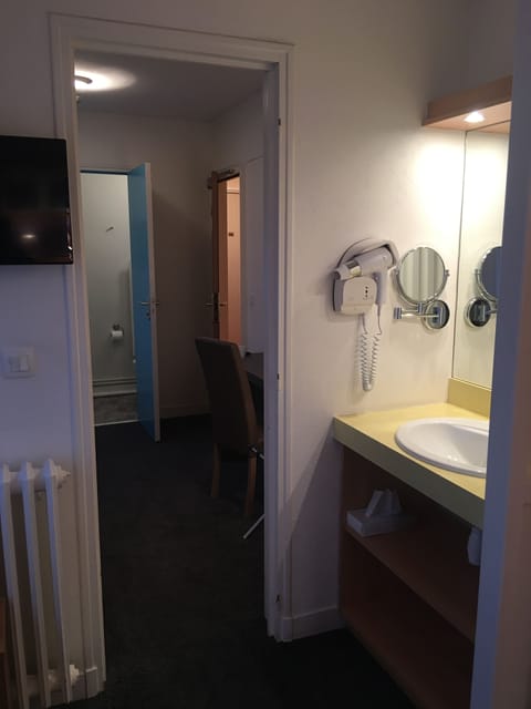 Standard Double Room, 1 Bedroom | Bathroom | Free toiletries, hair dryer, towels