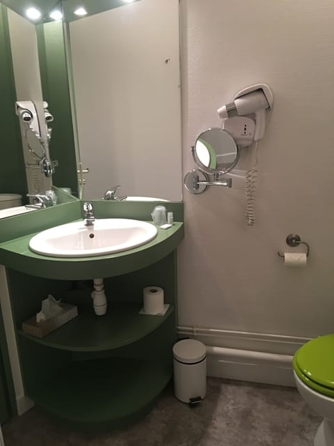 Standard Double Room, Balcony | Bathroom | Free toiletries, hair dryer, towels