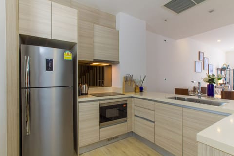 Elite Room | Private kitchen | Full-size fridge, microwave, stovetop, electric kettle