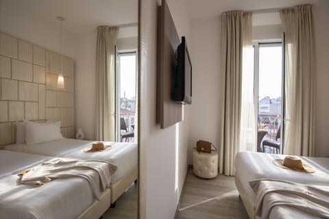 Chambre Balcony | Premium bedding, in-room safe, individually decorated, desk