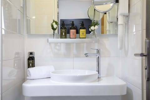 Superior Room | Bathroom | Combined shower/tub, hydromassage showerhead, towels