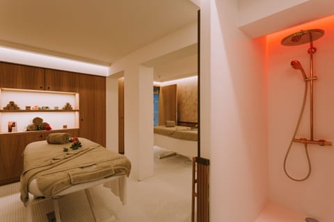 Couples treatment rooms, sauna, steam room, body treatments