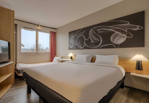 Standard Triple Room, Non Smoking | Desk, laptop workspace, soundproofing, iron/ironing board