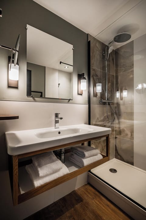 Combined shower/tub, free toiletries, hair dryer, slippers