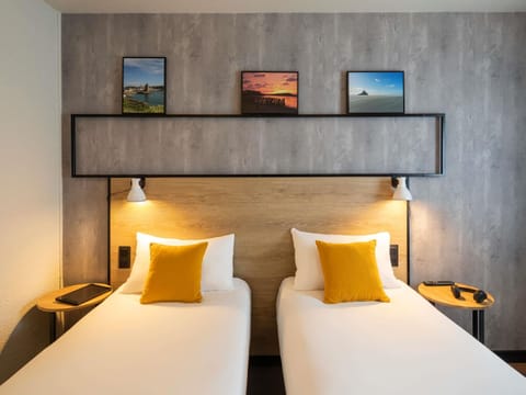 Twin Room, 2 Twin Beds | Individually decorated, desk, soundproofing, iron/ironing board