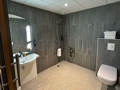 Family Room, 2 Double Beds | Individually decorated, desk, soundproofing, iron/ironing board