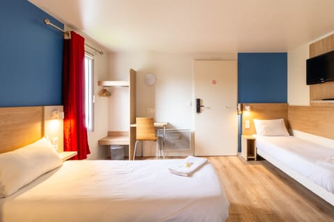 Triple Room | Desk, laptop workspace, free WiFi, bed sheets