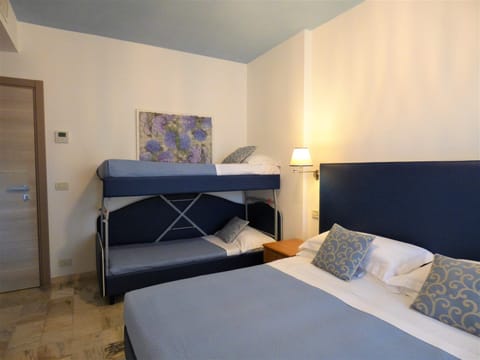 Camera familiare con letto a castello | Minibar, in-room safe, individually decorated, individually furnished