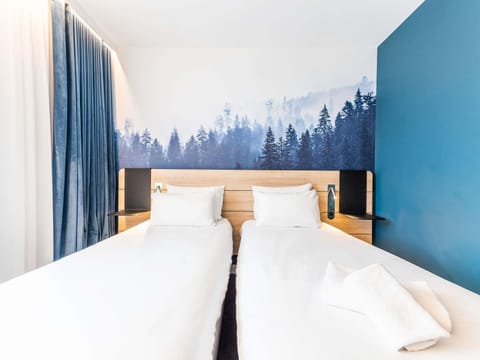 Classic Room, 2 Twin Beds | Premium bedding, minibar, in-room safe, individually decorated