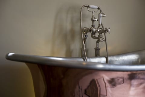 Junior Suite, 1 King Bed | Bathroom | Free toiletries, hair dryer, towels, soap