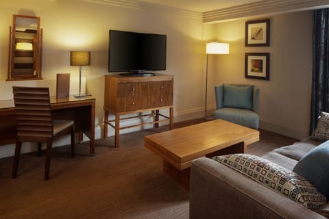 Junior Suite, 1 King Bed | 1 bedroom, hypo-allergenic bedding, in-room safe, desk