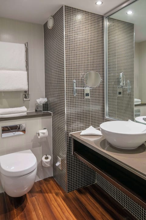 Room, 1 Queen Bed | Bathroom | Combined shower/tub, free toiletries, hair dryer, towels