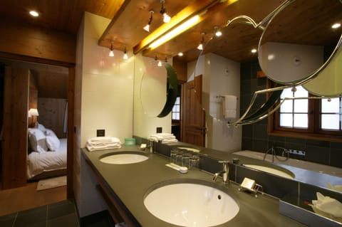 Chalet (Soli) | Bathroom | Hair dryer, bathrobes, slippers, towels