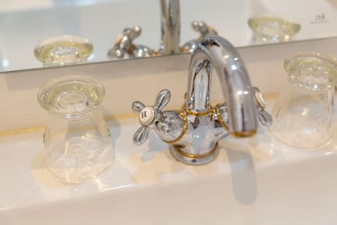 Deluxe Double Room, Ensuite, Garden View (Diane De Poitiers) | Bathroom | Free toiletries, hair dryer, towels