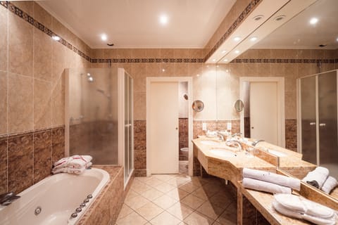 Luxury Double or Twin Room | Bathroom | Free toiletries, hair dryer, towels