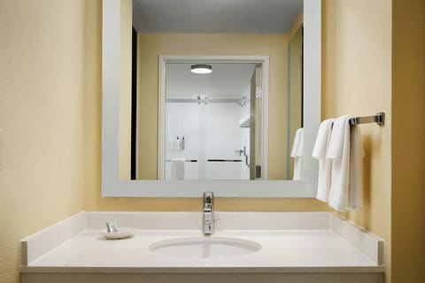 Combined shower/tub, free toiletries, hair dryer, towels