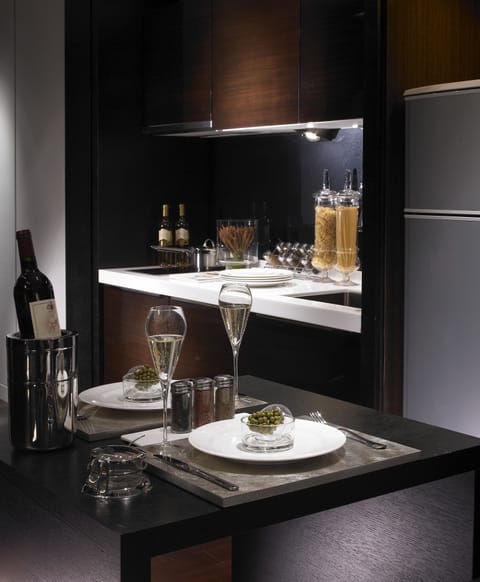 Park View King Suite | Private kitchenette | Fridge, microwave, coffee/tea maker, electric kettle