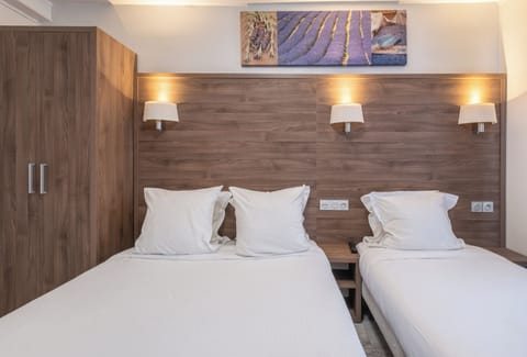 Triple Room | In-room safe, free WiFi, bed sheets