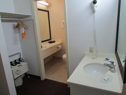 Combined shower/tub, hair dryer, towels