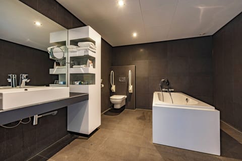 Suite | Bathroom | Eco-friendly toiletries, towels