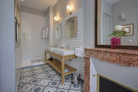 Suite Rosette | Bathroom | Shower, rainfall showerhead, free toiletries, hair dryer