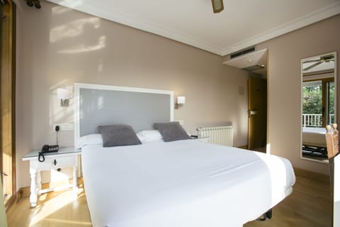 Double Room | In-room safe, desk, free WiFi, bed sheets