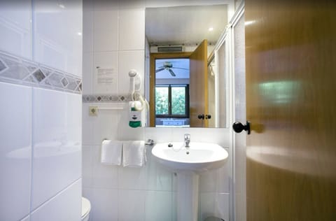 Single Room | Bathroom | Shower, free toiletries, hair dryer, towels