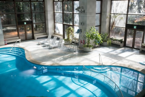 2 indoor pools