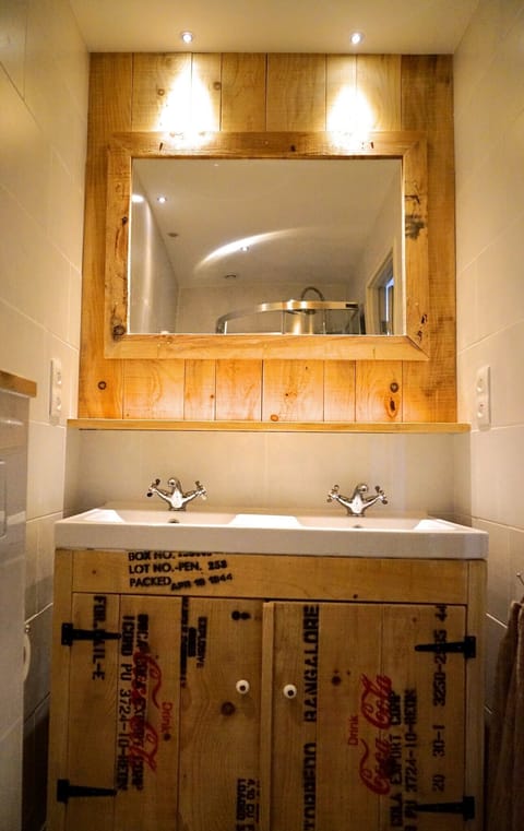 Deluxe Room (Barrack 1.2) | Bathroom sink