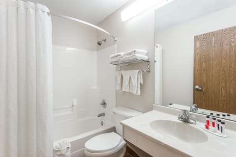 Combined shower/tub, free toiletries, hair dryer, towels