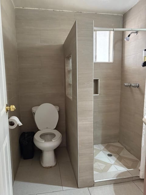 Standard Quadruple Room | Bathroom | Shower, towels