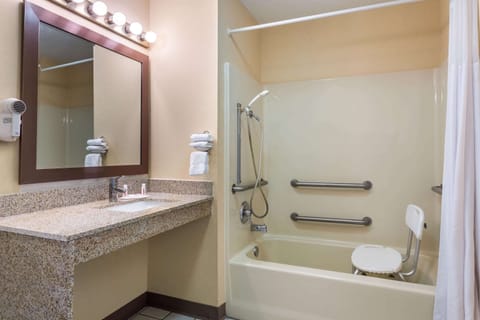 Room, Accessible | Bathroom | Combined shower/tub, free toiletries, hair dryer, towels