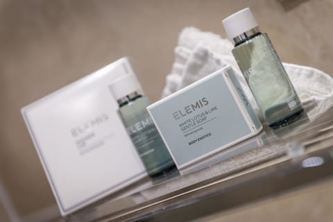 Hypo-allergenic bedding, desk, iron/ironing board, free WiFi